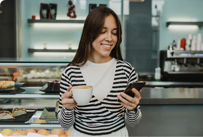 Mujer tomando café y estudiando online