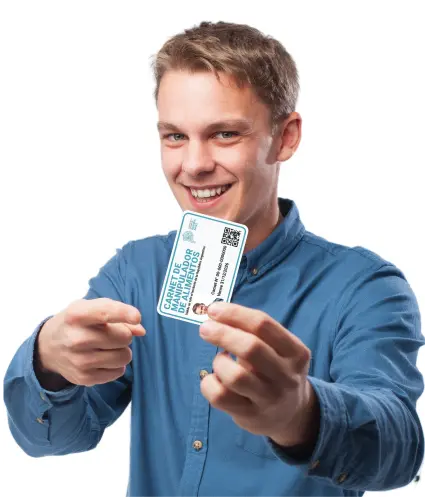 Persona con carnet de manipulador de alimentos