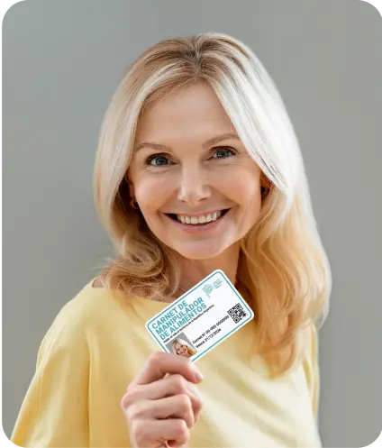 Persona con carnet de manipulador de alimentos