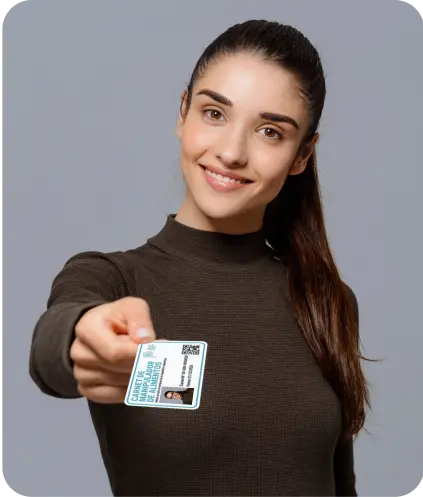 Persona con carnet de manipulador de alimentos