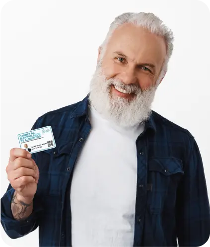 Persona con carnet de manipulador de alimentos